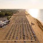 Flat With Luminous Terrace Close To The Sea Lägenhet