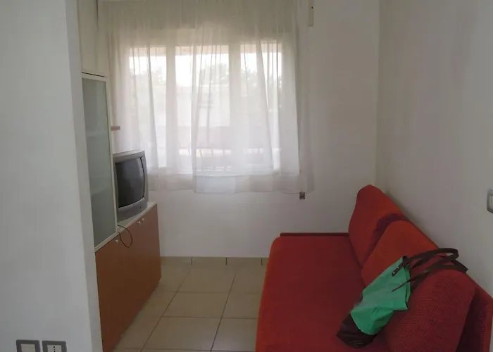 Flat With Luminous Terrace Close To The Sea